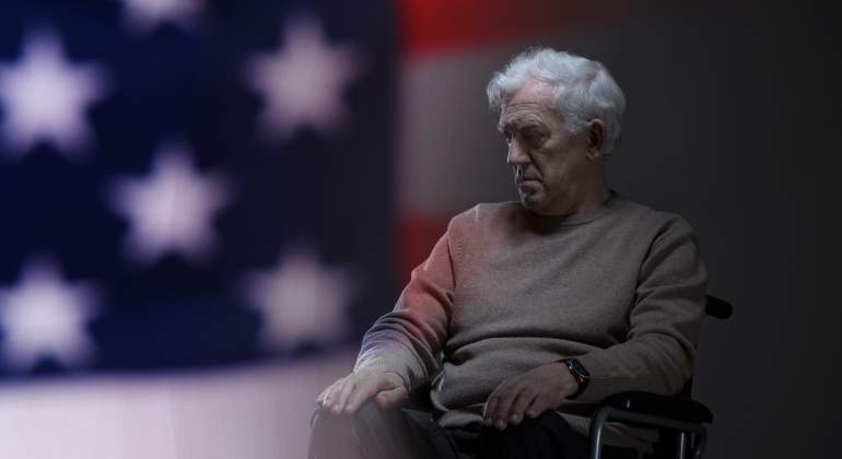 anciano-eeuu-silla-ruedas-triste-770.jpg