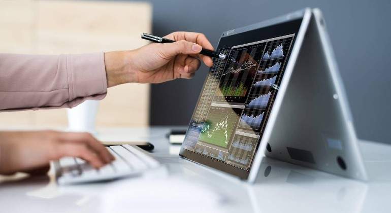 broker-tablet-alamy.jpg
