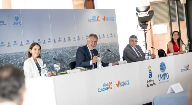 La ministra de Industria Comercio y Turismo Reyes Maroto en un acto con el presidente del Gobierno canario ngel Vctor Torres