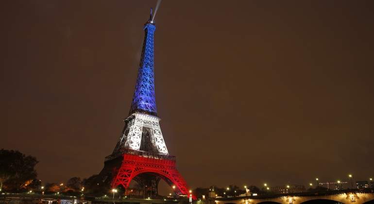 torre-eiffel-bandera-francia-reuters.jpg