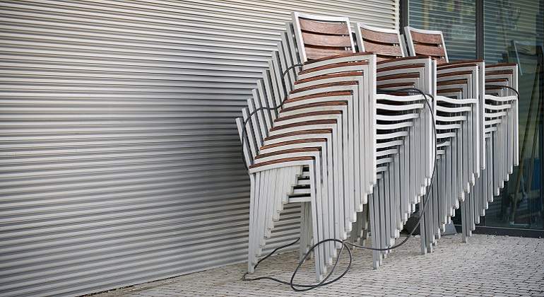 770-x-420-Sillas-apliladas-en-terraza-cerrada-de-establecimiento-de-hosteleria-Istock.jpg