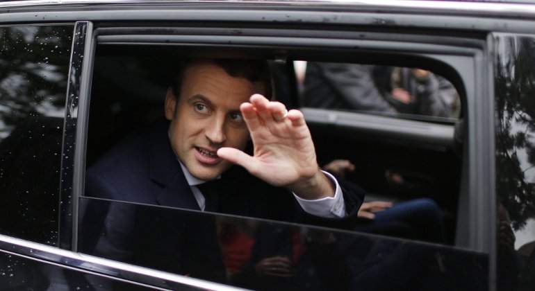 francia-macronsaluda.jpg