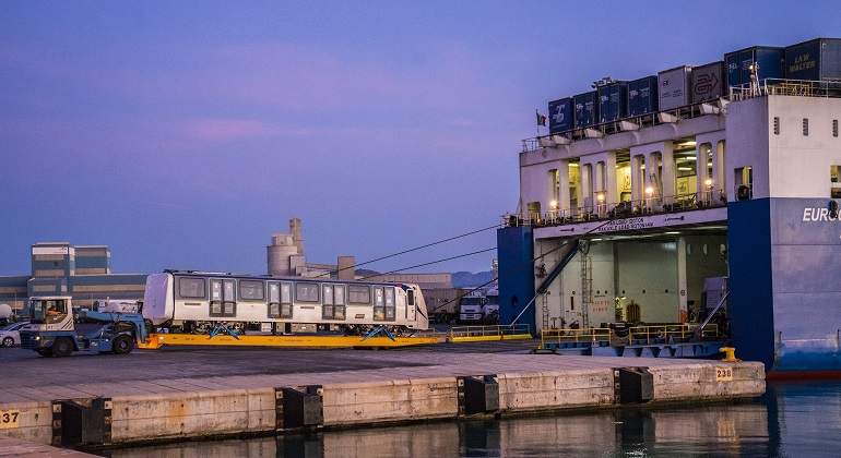 Embarque-vagones-metro-Napoles-desde-el-Puerto-de-Sagunto-Grimaldi_1.jpg