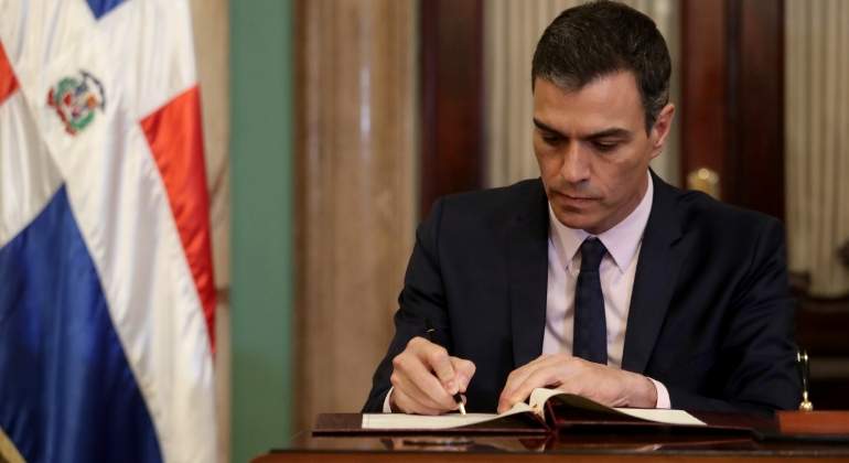 pedro-sanchez-firmando-reuters.jpg