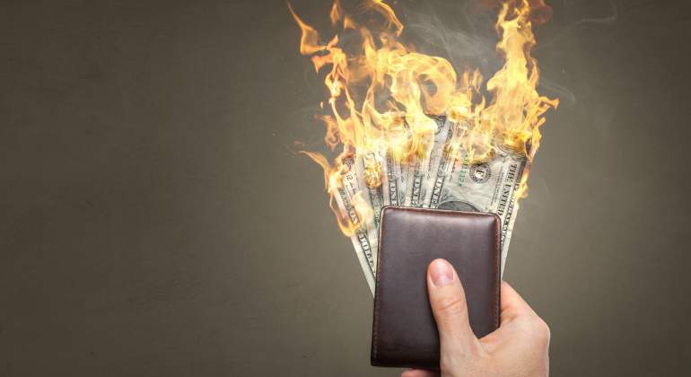 cartera-dolar-fuego-inflacion-istock.jpg