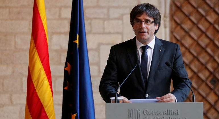 puigdemont-atril-banderas.jpg