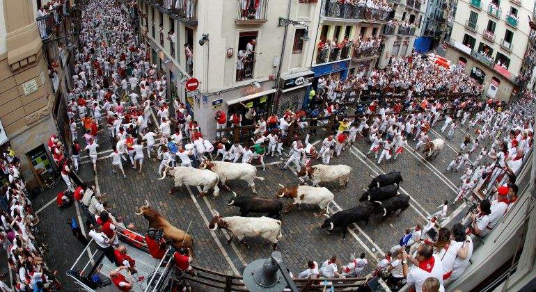 Tres heridos por asta de toro en un primer encierro de San Fermín rápido y emocionante