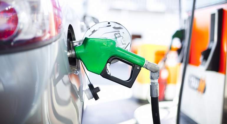 Coche en una gasolinera iStock