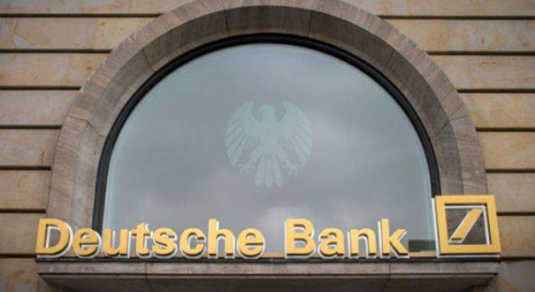 Deutsche-Bank-amarillo.jpg