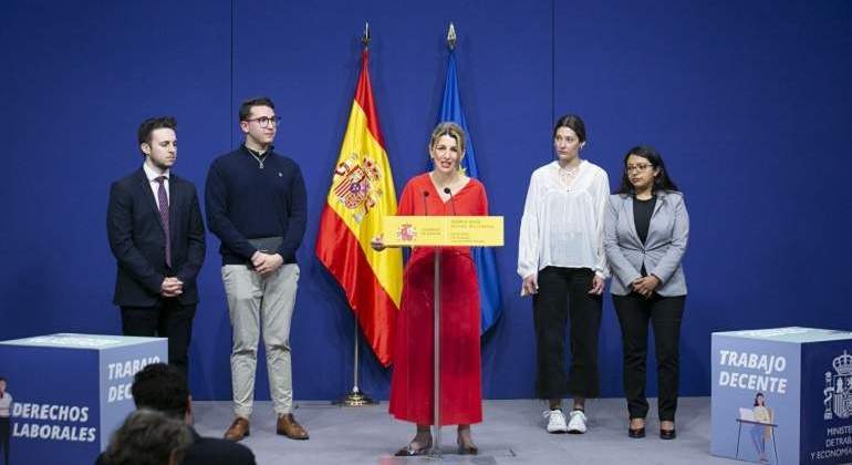 yolanda-diaz-reunion-estudiantes.jpg