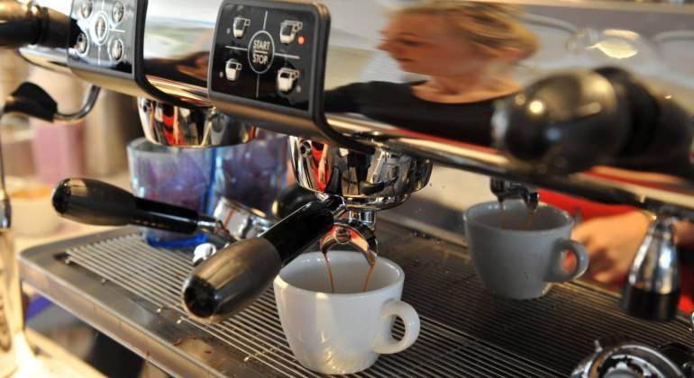 cafe-cafeteria-camarera-alamy.jpg