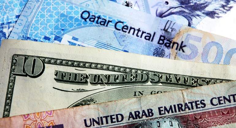 qatar-emiratos-eau-billetes-dolar-riyad-dreamstime.jpg