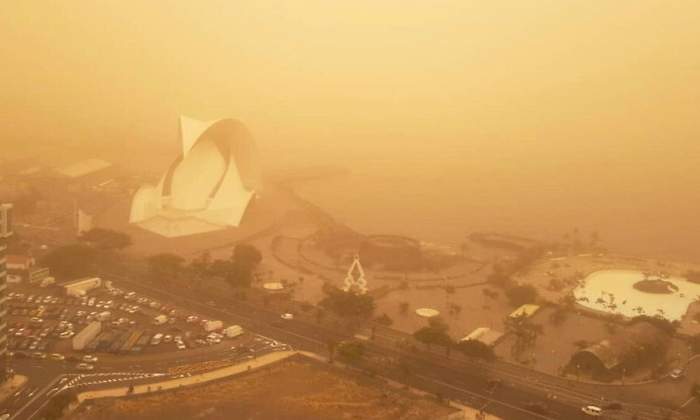 Santa Cruz de Tenerife cubierta por la calima el 23 de febrero de 2020