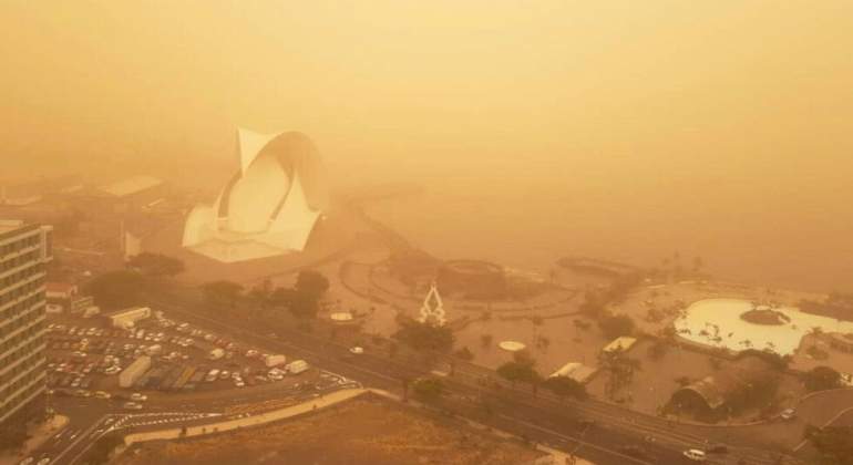 Santa Cruz de Tenerife cubierta por la calima el 23 de febrero de 2020