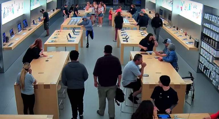 apple-store-robo.jpg