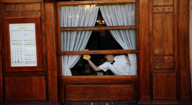 Camarero-ventana-Reuters.jpg