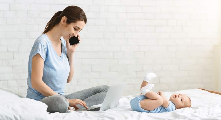 mujer-ordenador-bebe-dreamstime.jpg