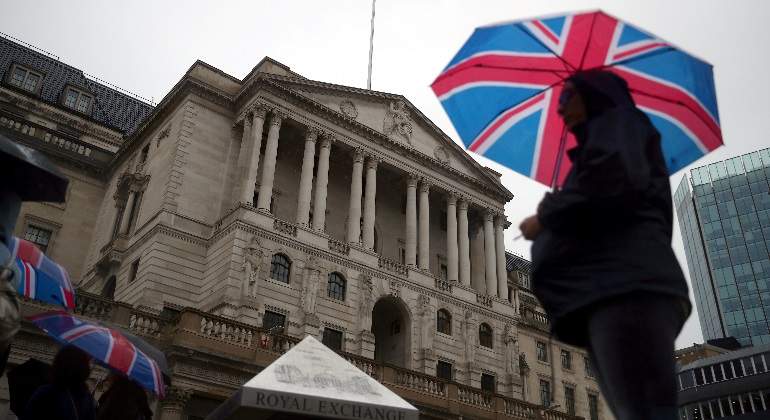 reino-unido-londres-banco-de-inglaterra-paraguas-bandera-reuters-770x420.jpg