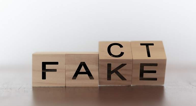 Cuatro-cubos-de-madera-con-la-palabra-fake-iStock.jpg