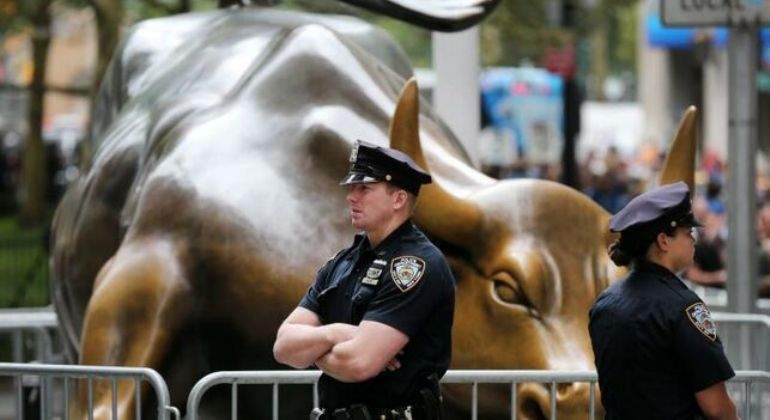 toro-wall-street-policia-EFE.jpg