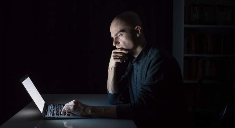 persona-ordenador-noche-dreamstime.jpg