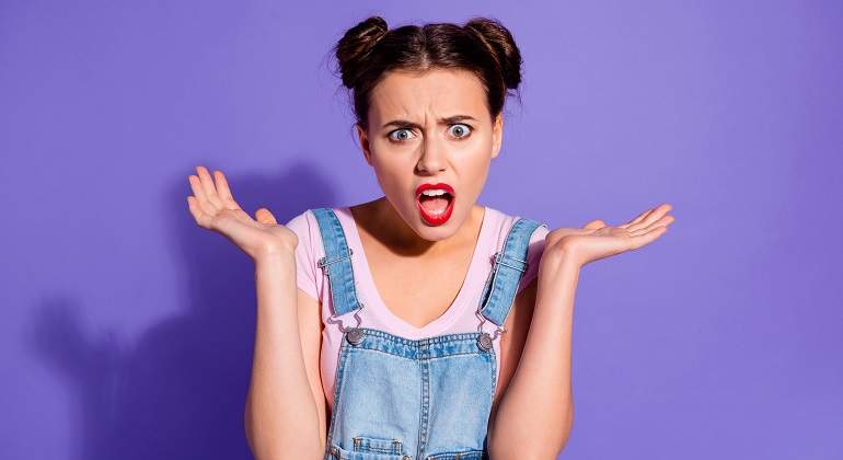 Una-mujer-sorprendida-sobre-un-fondo-morado-iStock.jpg