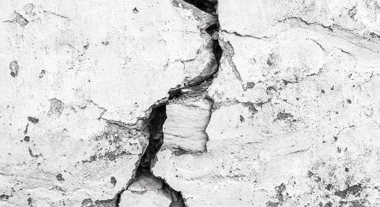Una-pared-agrietada-por-el-medio-iStock.jpg