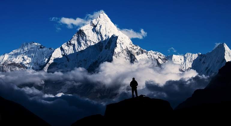 Montanista-mirando-al-monte-Everest-iStock.jpg