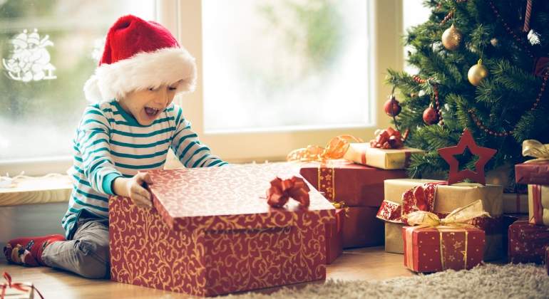 navidad_regalo_nino_arbol_istock.jpg