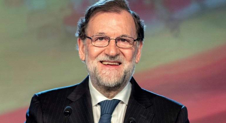 rajoy-sonrie-bandera-espana.jpg