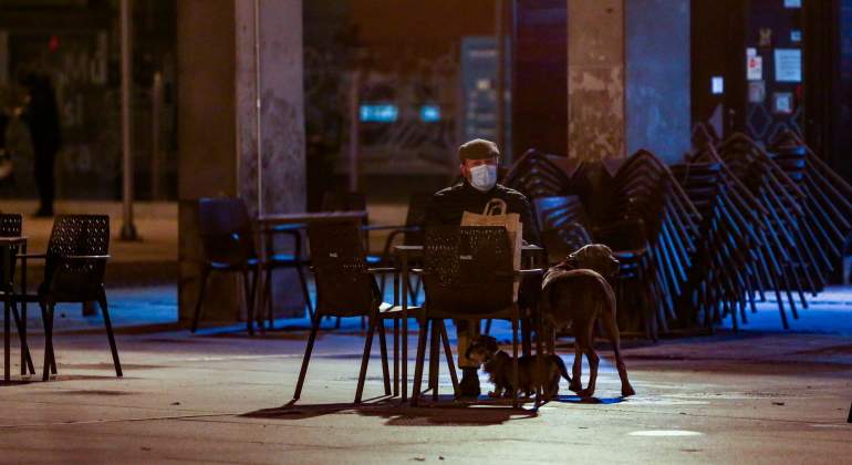 abuelo-terraza-mascarilla-madrid-ep.jpg