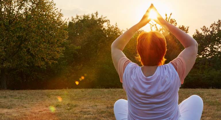 mujer-jubilada-yoga-sol-dreamstime.jpg