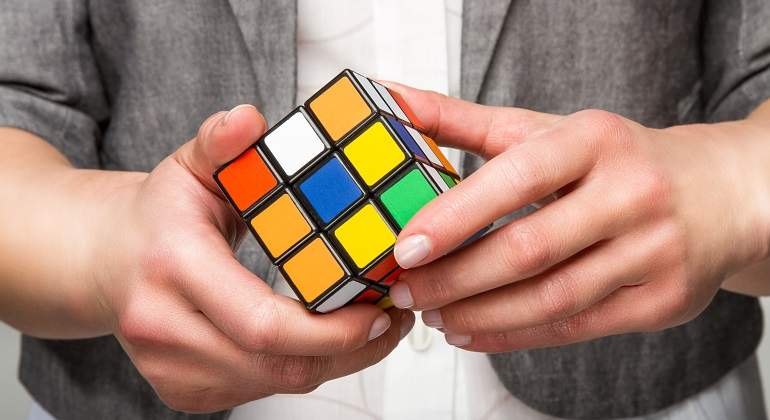 Sosteniendo-el-cubo-de-rubik-con-las-manos-iStock.jpg