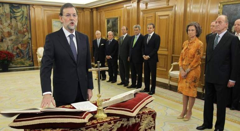 rajoy-jura-cargo-crucifijo-reuters.jpg