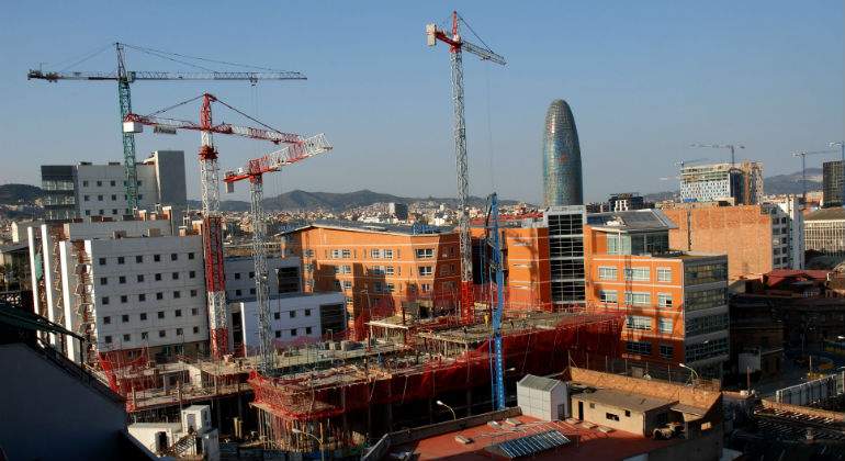 vivienda-barcelona-gruas-alamy.jpg