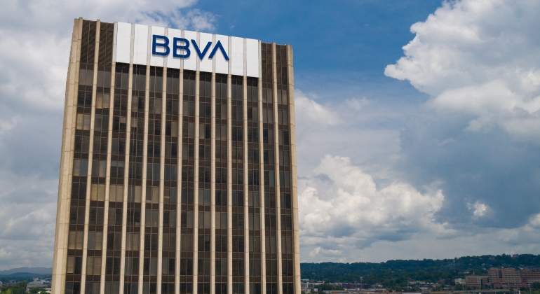 BBVA-logo-nuevo-edificio-rayas-cielo.jpg