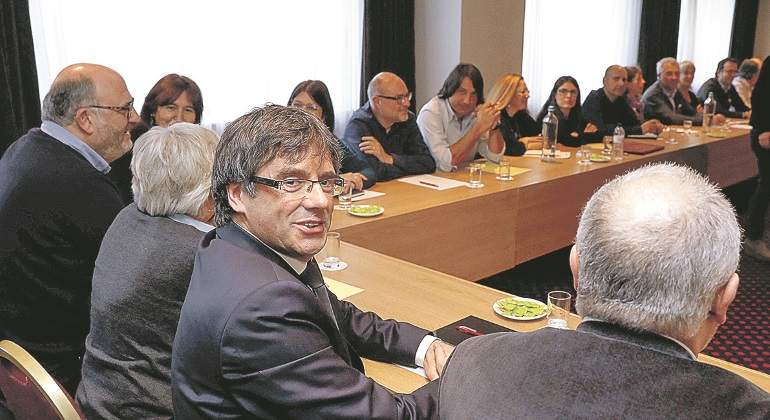 puigdemont-sonrisa-reunion-5febrero-bruselas-reuters.jpg