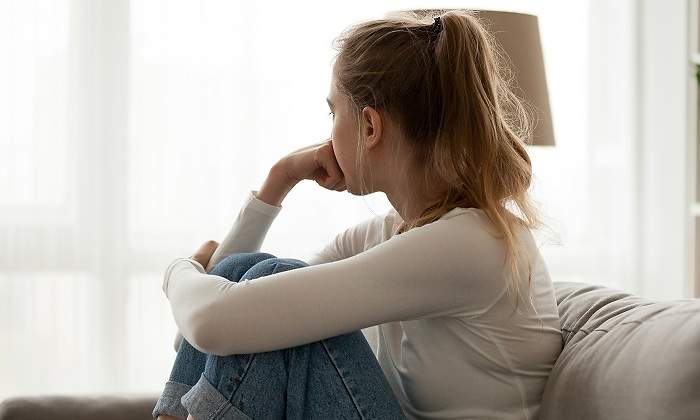 Una-mujer-sentada-en-un-sofa-iStock.jpg