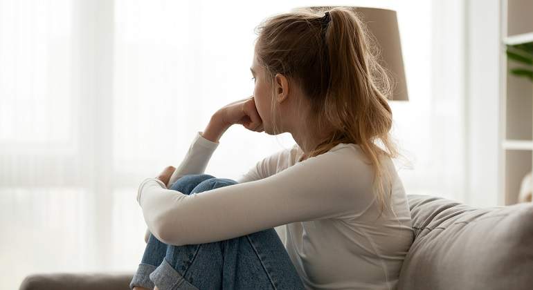 Una-mujer-sentada-en-un-sofa-iStock.jpg