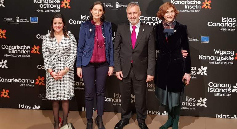 La consejera de Turismo de Canarias Yaiza Santos con la ministra Reyes Maroto y el jefe del Gobierno canario ngel Vctor Torres