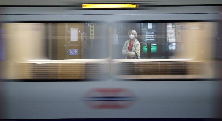 reino-unido-coronavirus-covid19-londres-metro-mujer-mascarilla-reuters-770x420.jpg
