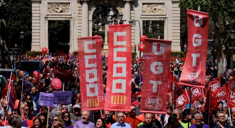 ccoo-ugt-manifestacion-banderas.jpg