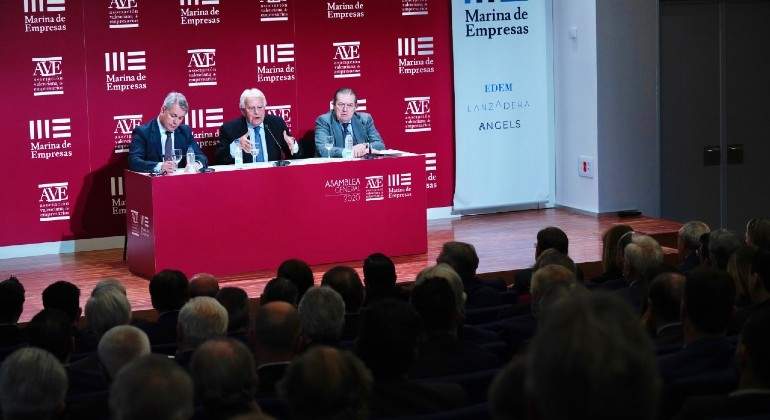 Felipe Gonzlez junto a Vicente Boluda en la clausura de la asamblea de AVE EE