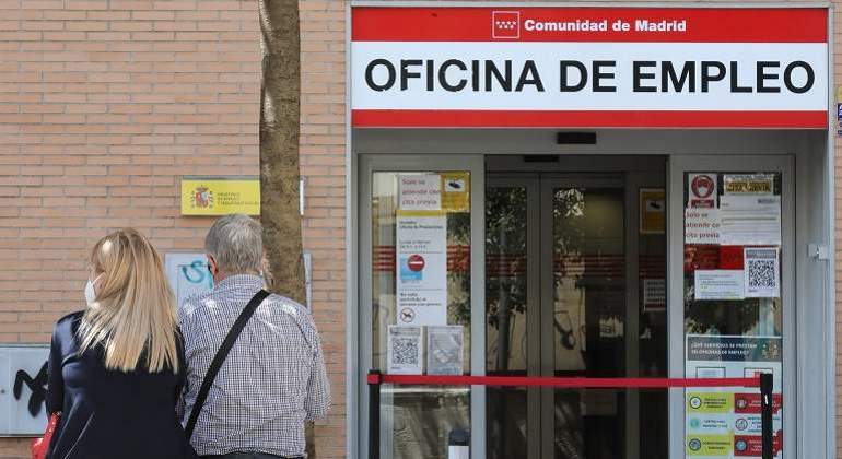 EuropaPress_dos_personas_sentadas_frente_oficina_sepe_dia_conocido_datos_paro_mayo-770.jpg