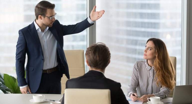 reunion-trabajo-enfado-jefe-despido-770-dreamstime.jpg