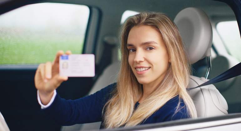 joven-carnet-coche-dreamstime.jpg