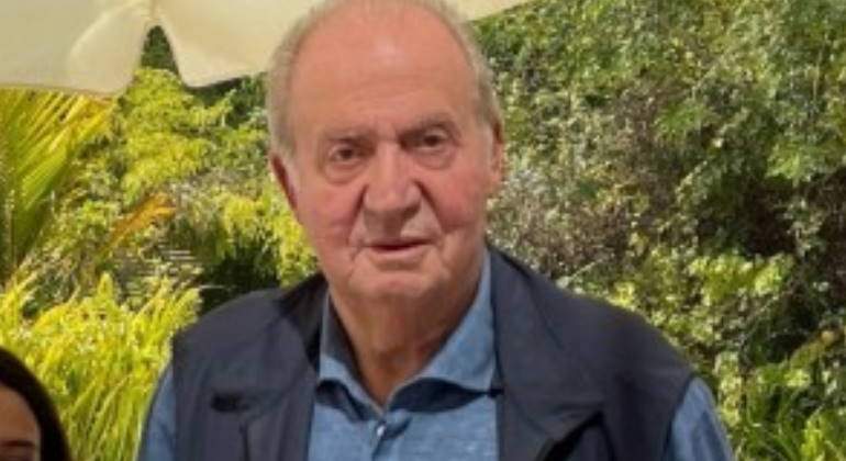 rey-juan-carlos-asistido-medico-acompanado-770.jpg