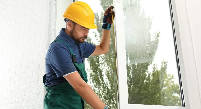 trabajador-construccion-ventanas-770-dreamstime.jpg
