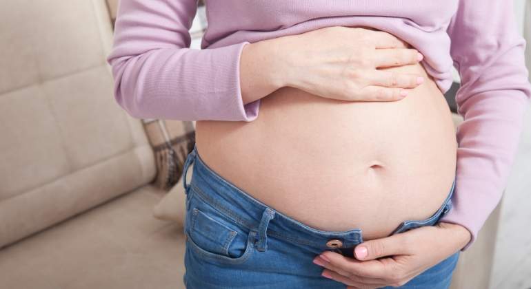 embarazada-barriga-sofa-dreamstime.jpg