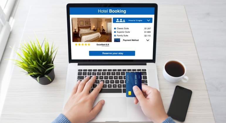 ordenador-booking-tarjeta.jpg